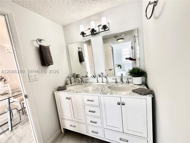 Building Photo - 500 Bayview Dr