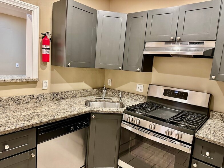 Building Photo - 72 Egmont St