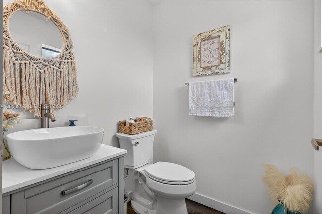 Building Photo - 9425 S Ocean Dr