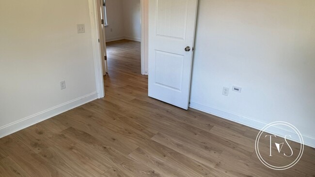 Building Photo - RATE DROP ALERT (was $2600/month) and MOVE IN SPECIAL: $1000 OFF 1ST MONTH'S RENT!**