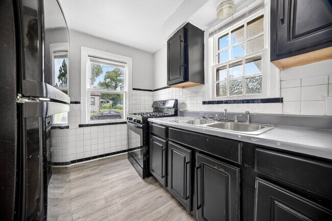 Building Photo - 222 Henquin Dr