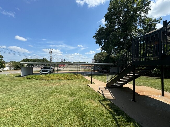 Building Photo - Apartment *LEASING SPECIAL AVAILABLE*