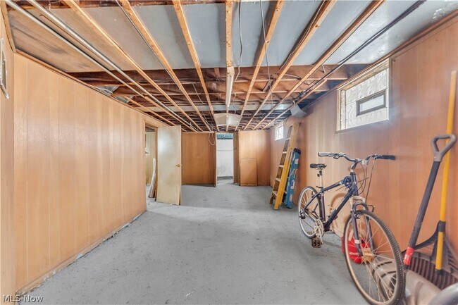 Building Photo - 9002 Rosewood Ave