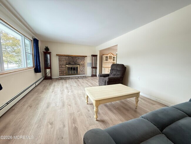 Building Photo - 63 Shorewood Dr