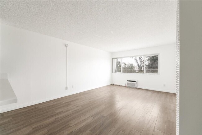 Building Photo - 1401 Mitchell Pl