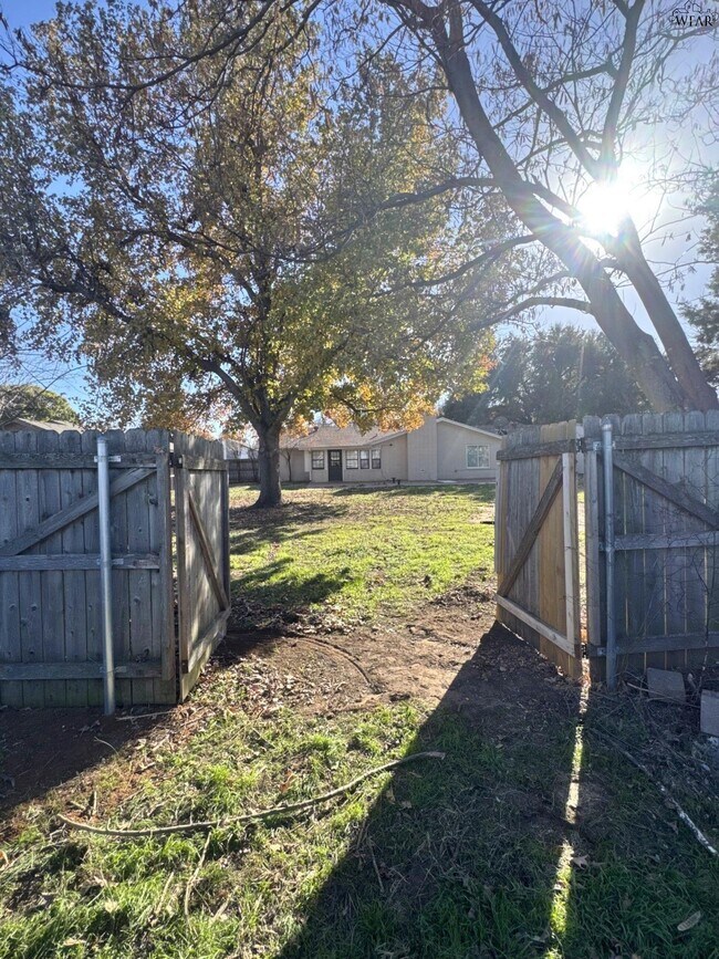 Building Photo - 1207 Danberry St