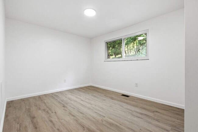 Building Photo - 29 Janyce Dr