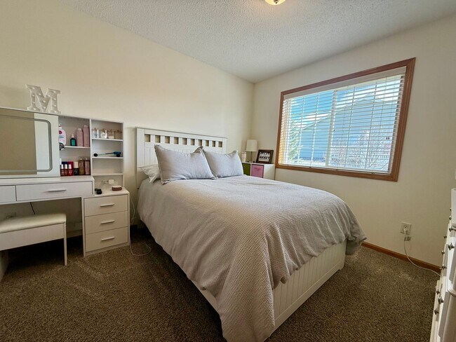 Building Photo - Lovely 3BR/3BA Otsego End Unit Townhome Available June!