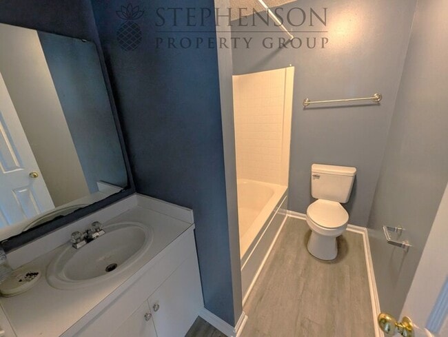 Building Photo - 3 bed 2 bath LVP Floors