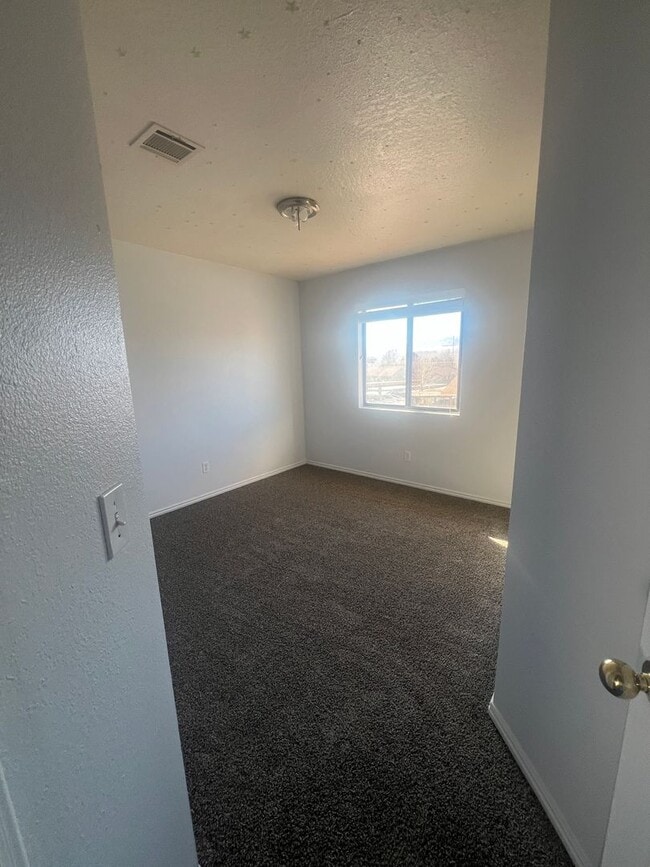 Building Photo - Freshly updated 3 bedroom 2 bathroom apartment in St George!