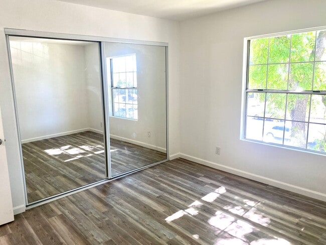 Building Photo - Lovely 2 Bed/2 Bath with Hardwood Floors, ...