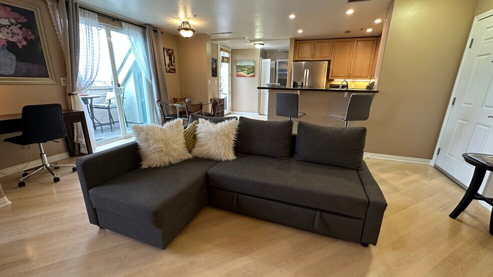 Building Photo - 1601 India St