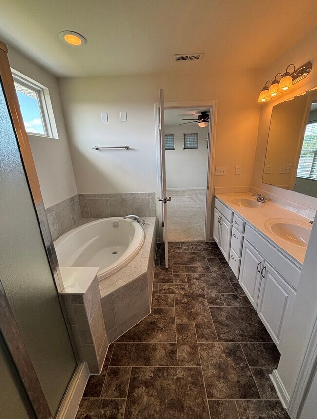 Building Photo - 3BR/2.5BA Home for Rent in Eastwood for Re...