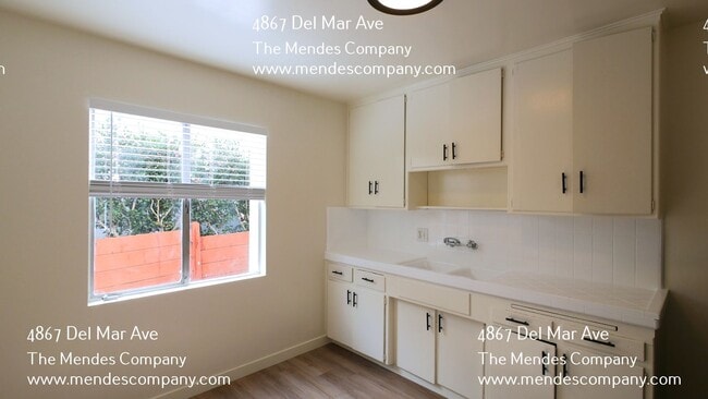 Building Photo - 4867 Del Mar Ave