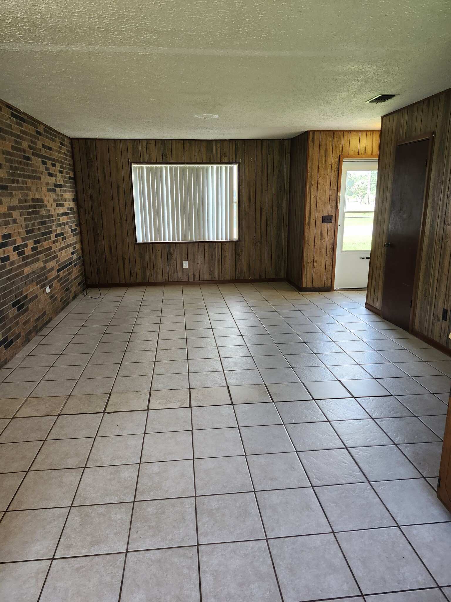 Living room - 6724 Chipewa St