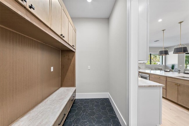 Building Photo - 2106 S Cortez Ave