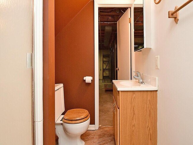 Building Photo - 405 E 5th St