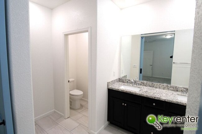 Building Photo - 1061 Chapelhill Ln