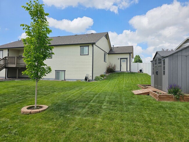 Building Photo - 6953 Hitching Post Lane