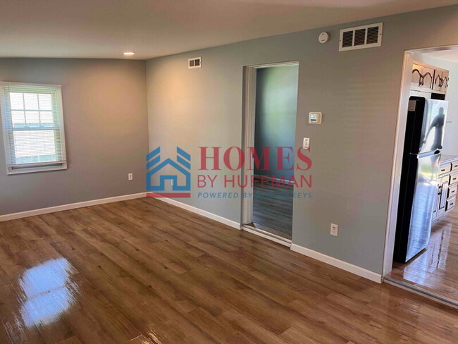 Building Photo - Three Bedroom House | Off Diamond Avenue