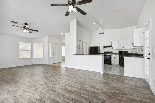 Building Photo - 3 Bedroom home with large backyard!