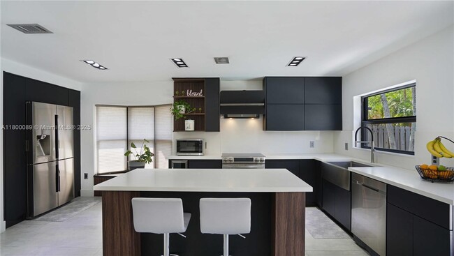 Building Photo - 16887 Royal Poinciana Dr