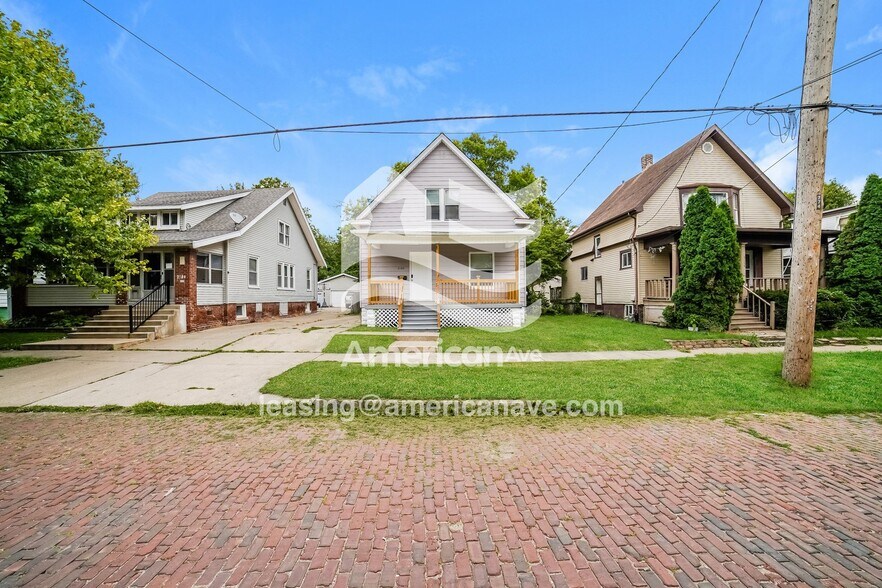 Primary Photo - 2140 N Maryland Ave