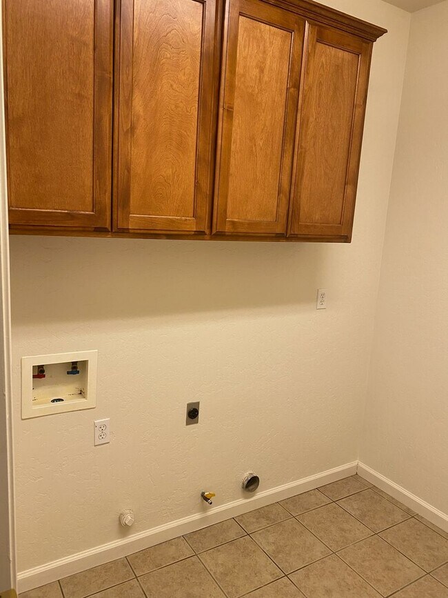 Building Photo - 2022 Muscat Ave