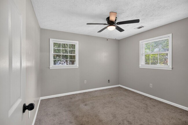 Building Photo - 495 Valerie Cir