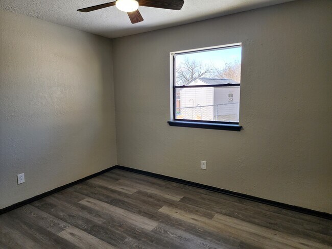 Building Photo - 1109 S Bouziden Dr