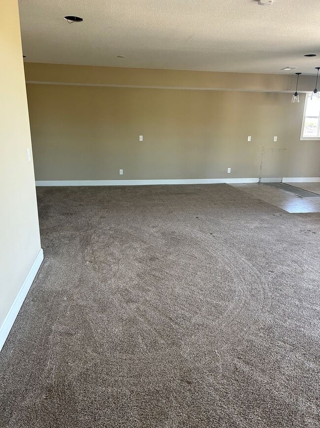 Building Photo - 4 bedroom house with a beautiful view!! **...