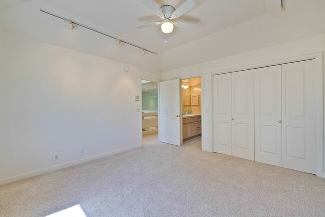 Building Photo - Large 3,767 sqft home on a 10,000 sqft lot- 2 bed located on 1st floor w/ separate entrance - Top...