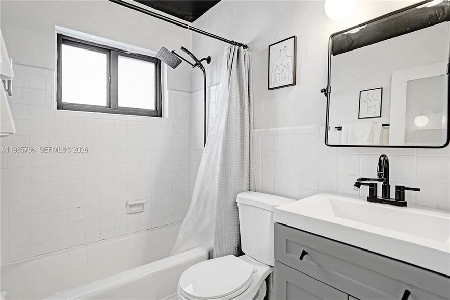 Building Photo - 754 NE 40th St