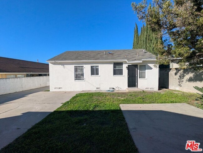 Building Photo - 6208 S Fairfax Ave