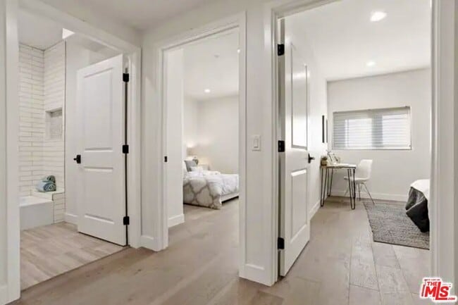 Building Photo - 5019 W Maplewood Ave