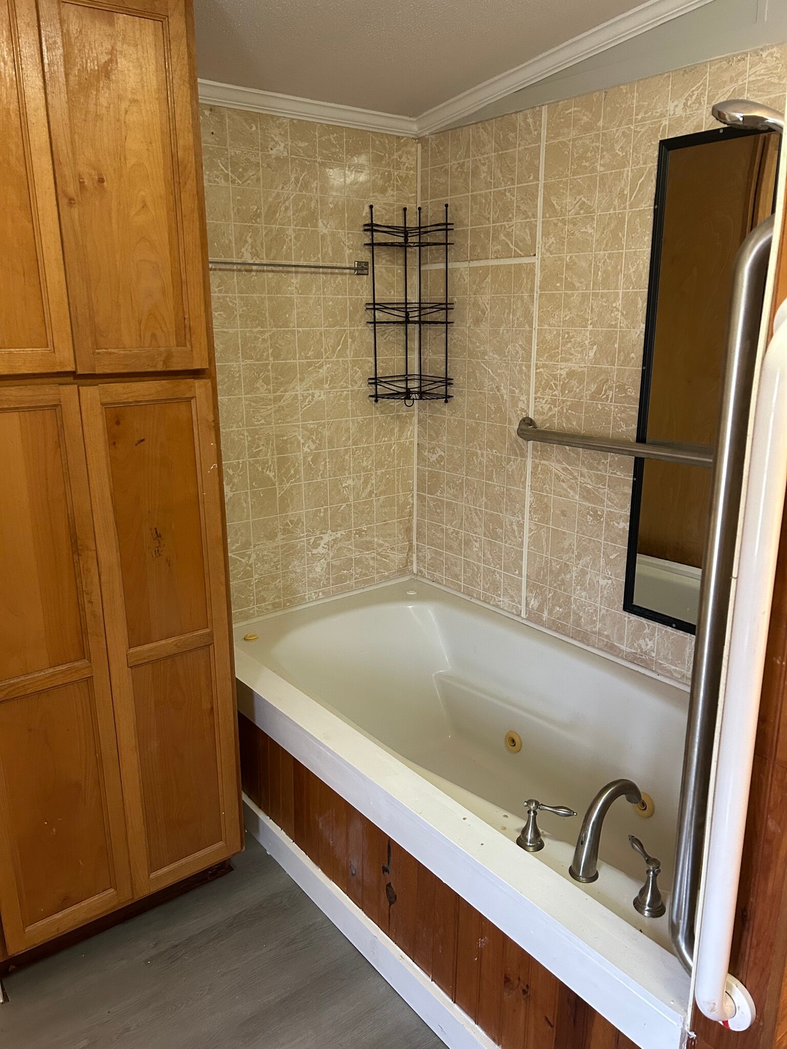Master Bathroom Tub/Shower - 503 Vanzant Rd