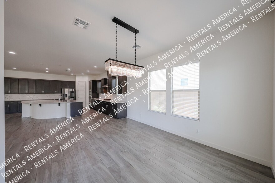 Building Photo - 1530 E San Carlos Way