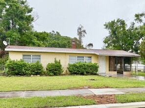 Building Photo - Charming 2 Bedroom Home with Fenced Yard & Screened Patio – Prime Location!
