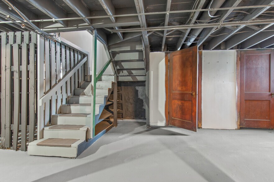 Building Photo - 2049 Alfred Ave