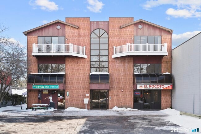 Building Photo - 937 Post Rd