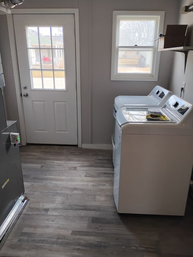 Building Photo - 4 Bedroom 1 Bath