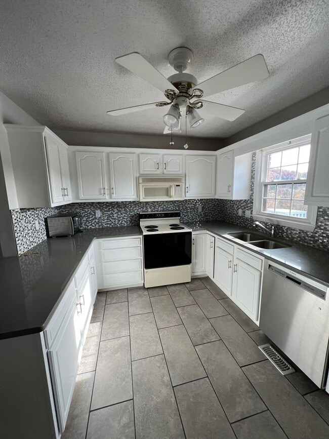 Building Photo - 2 bedroom/2.5 bath Condo Kingsport, TN