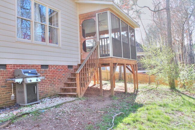 Building Photo - Beautiful home with Fenced Yard & Screened Porch!