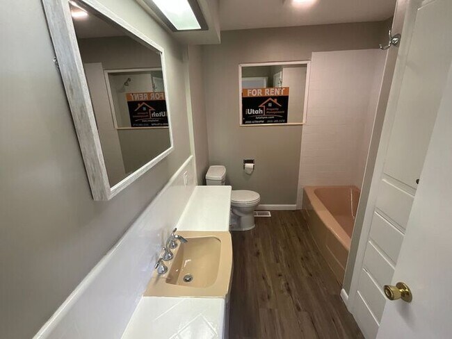 Building Photo - 3 bdrm 2 bath Home 2 car Garage small dog ...