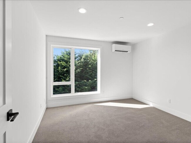 Building Photo - Beautiful Greenwood Townhome with Rooftop ...