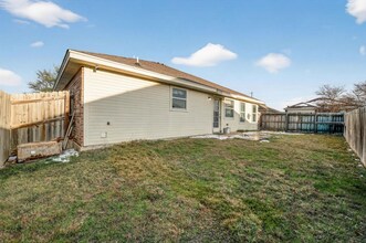 Building Photo - Beautiful 3BD Home on Corner Lot with Fenced Yard & 2-Car Garage in Sonterra