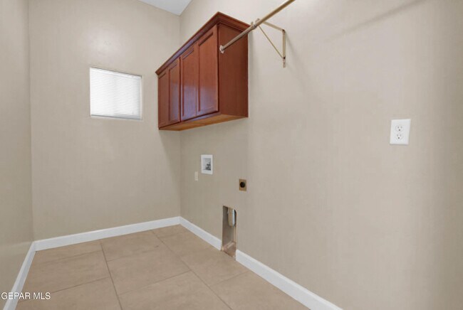 Building Photo - 5648 Valley Oak Dr