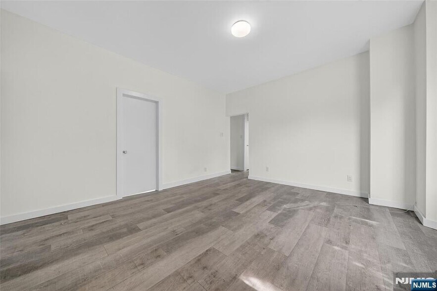 Building Photo - 66 Boulevard