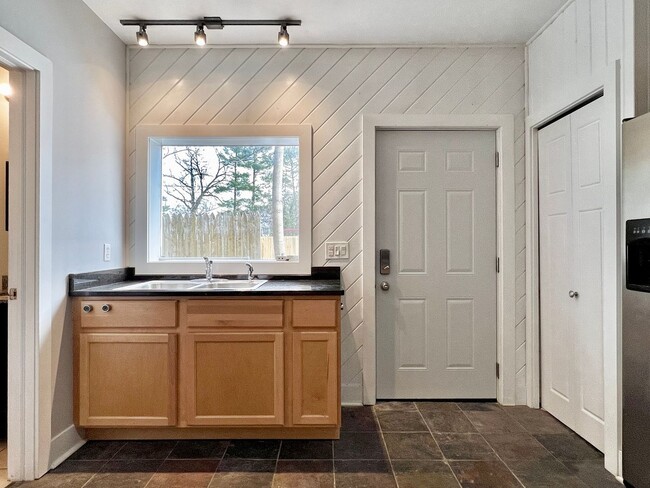 Building Photo - 933 E Front St