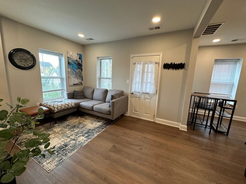 Living area - 115 Susquehanna Ave